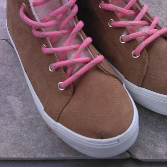 Old Navy Sneakers Wm 5 Tan Suede Sherpa Lined NWT Barbiecore - Picture 7 of 7